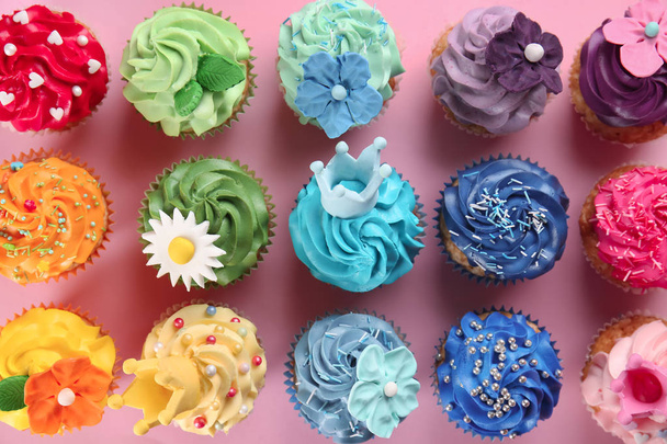 Deliciosos cupcakes no fundo da cor
 - Foto, Imagem