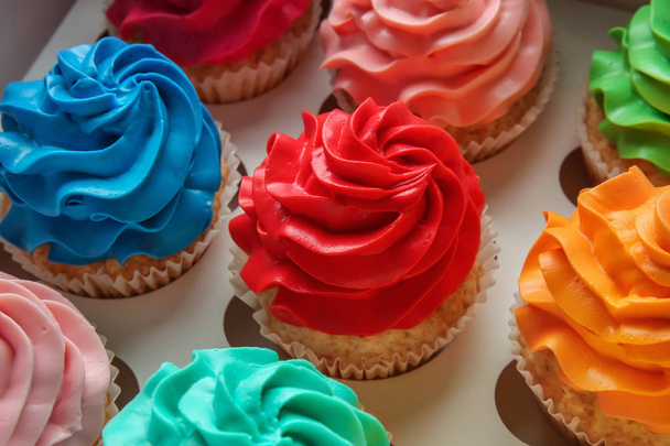 Kleurrijke cupcakes in kartonnen doos - Foto, afbeelding