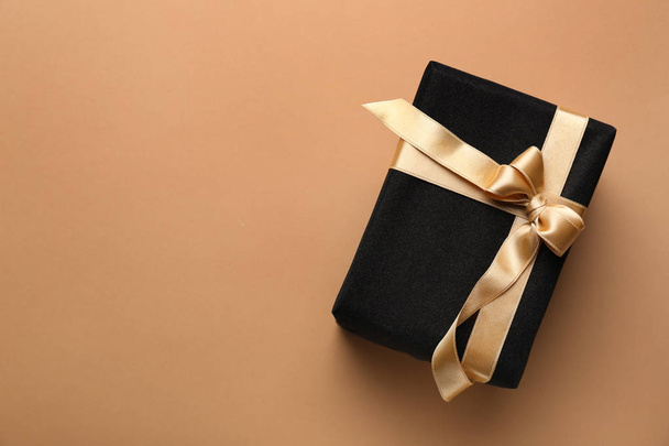 Красивая коробка подарка на фоне цвета
 - Фото, изображение