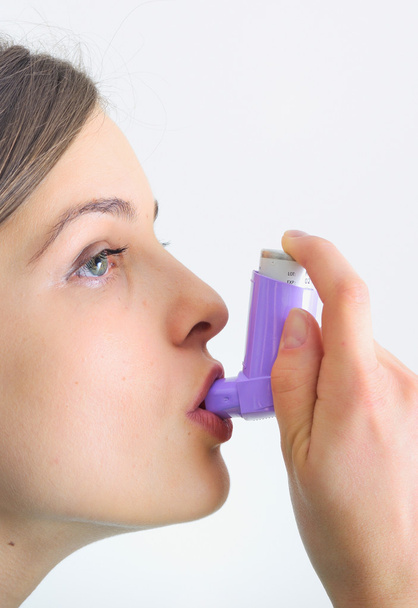 Mädchen mit einem Inhalator gegen Asthma - Foto, Bild