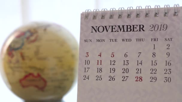 Bewegung des November 2019 Kalenders mit verschwommenem Erdglobus - Filmmaterial, Video