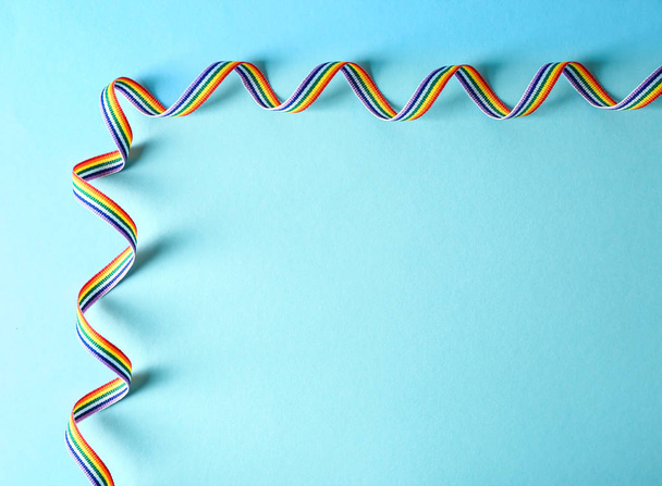 Ruban arc-en-ciel de LGBT sur fond de couleur
 - Photo, image