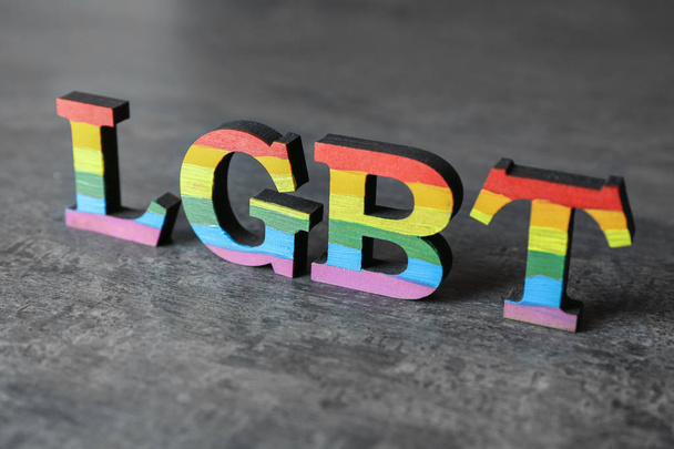 Ουράνιο τόξο γράμματα ΛΟΑΤ στο τραπέζι γκρι - Φωτογραφία, εικόνα
