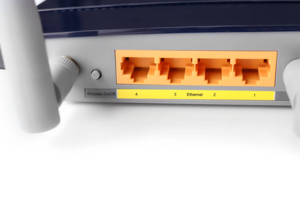 Router wi-fi moderno sobre fondo blanco
 - Foto, Imagen