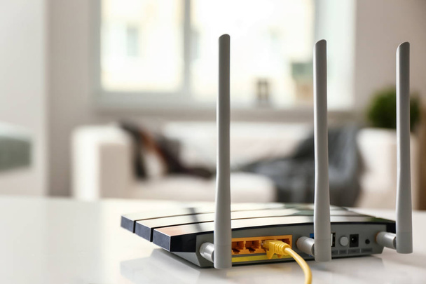 Moderní wi-fi router na světlém stole v pokoji - Fotografie, Obrázek
