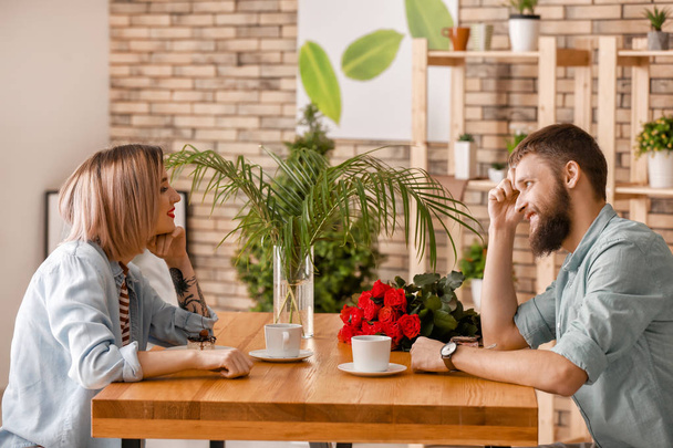 Amare giovane coppia durante appuntamento romantico in caffè
 - Foto, immagini