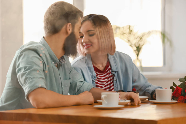 Milující mladý pár během romantické rande v kavárně - Fotografie, Obrázek