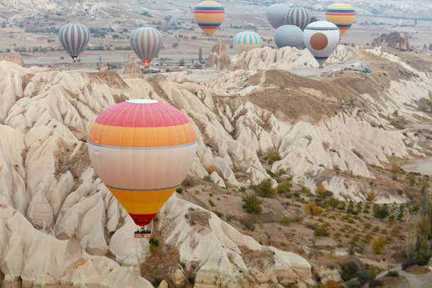 Colorful Hot Air Balloons Flying In Sky Above Mountains - Foto, Bild
