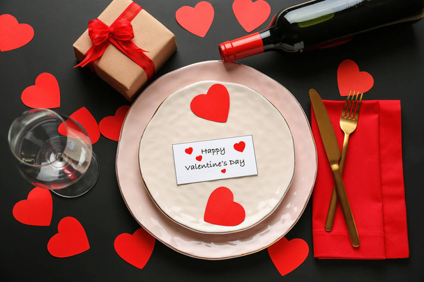 ダークウッドのテーブルにバレンタインデーのお祝いのお祝いテーブル設定 - 写真・画像