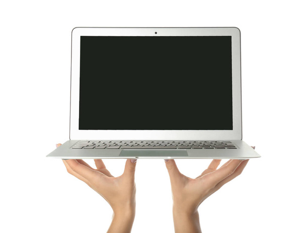 Жінка тримає ноутбук на білому тлі
 - Фото, зображення