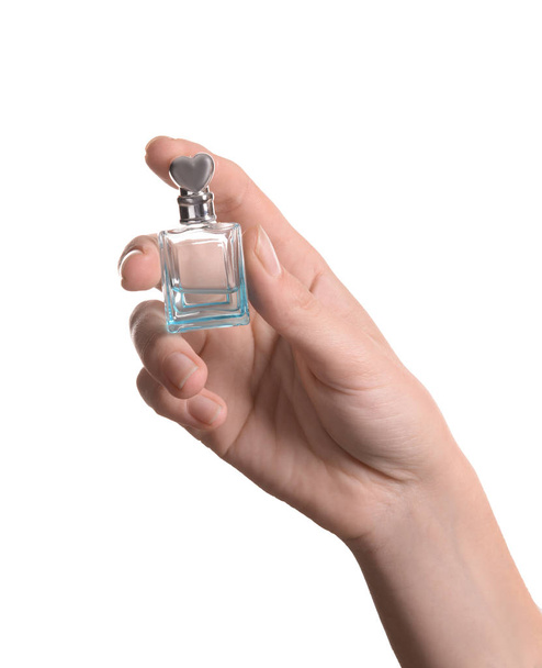 Mujer sosteniendo botella de perfume sobre fondo blanco
 - Foto, Imagen