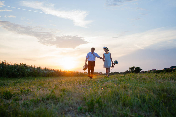 Rustic wedding couple at sunset in the field - Foto, Imagem