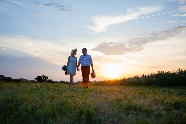 Rustic wedding couple at sunset in the field - Foto, Imagen