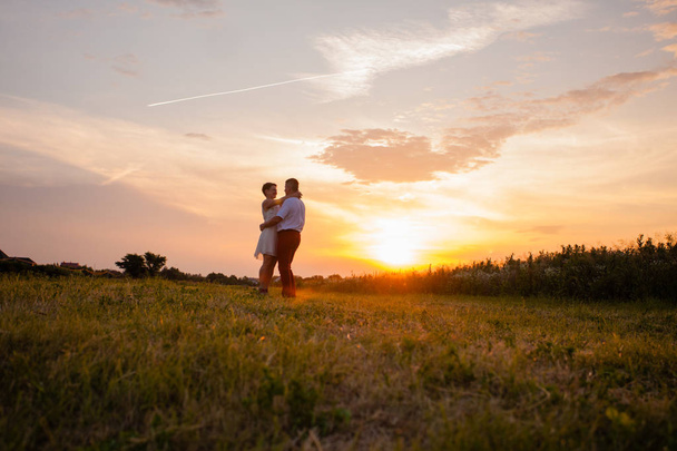Rustic wedding couple at sunset in the field - Foto, Imagen