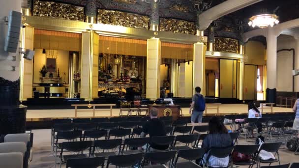 Tokyo, Japan - August 2018: Unidentified people praying inside the Tsukiji Honganji Jodo Shinshu Buddhist temple, Tokyo, Japan. - Πλάνα, βίντεο