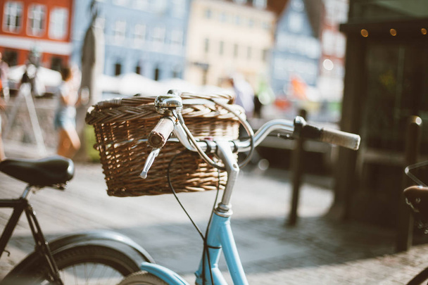kaunis nainen polkupyörän paju kori hämärtynyt kadulla tausta
  - Valokuva, kuva