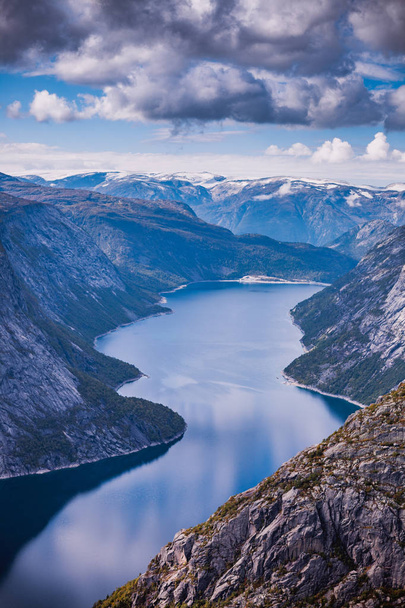 prachtige Noorse landschap van ideale fjord met bergen weerspiegelen in helder water op weg naar de Trolltunga, Noorwegen  - Foto, afbeelding