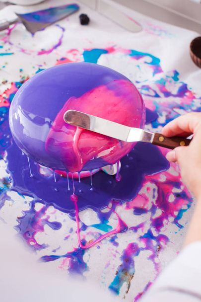Process of decorating cake with mirror glaze - Foto, afbeelding
