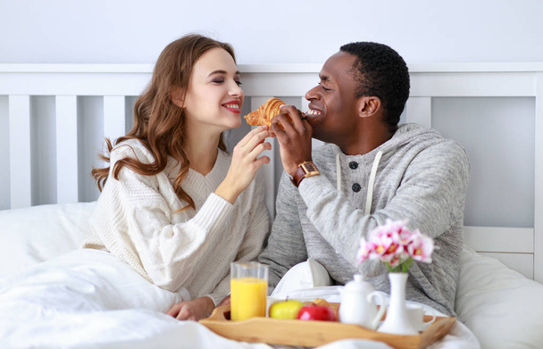 happy loving couple with breakfast in bed on valentines da - Zdjęcie, obraz