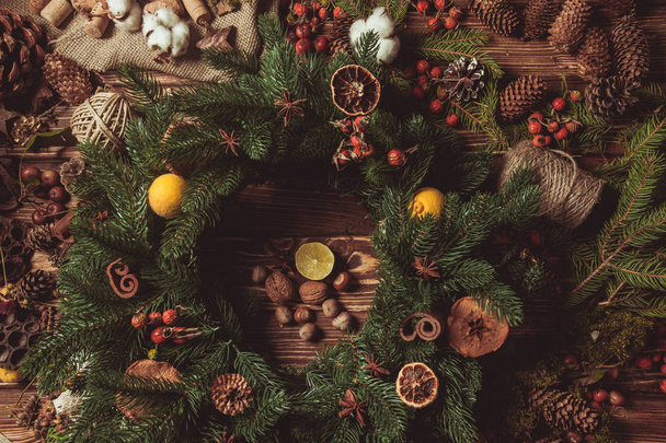 Nature wreath making top view on the table - Valokuva, kuva