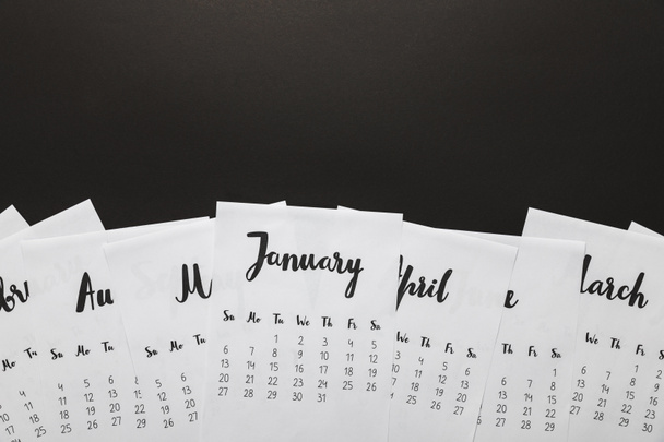 Nahaufnahme des Kalenders 2019 auf schwarzem Hintergrund  - Foto, Bild