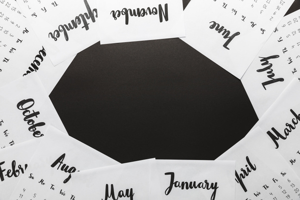 κάτοψη του 2019 ημερολογίου σε μαύρο φόντο  - Φωτογραφία, εικόνα