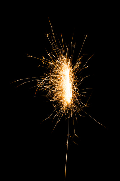 яскраво світиться sparkler новий рік на чорному фоні   - Фото, зображення
