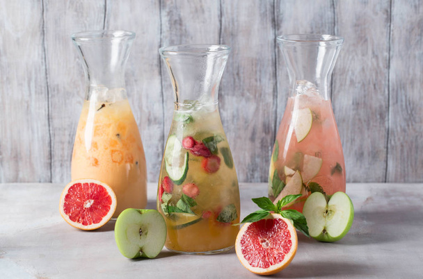 Set of citruslemonades: lemon with black currant, orange, lime and cranberry, grapefruit and bloody orange with ice and fruits - Foto, afbeelding