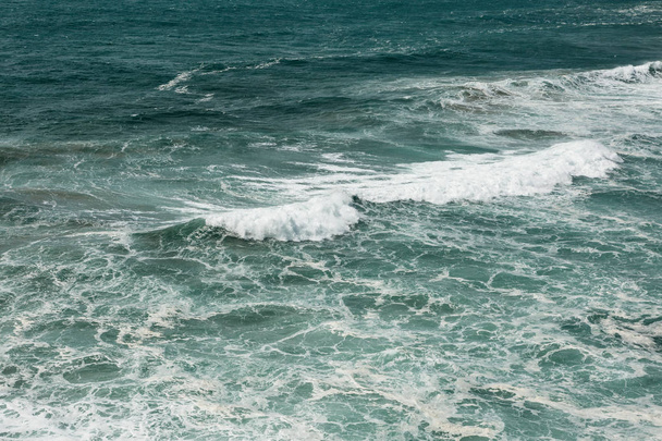 Bella vista della superficie dell'acqua con le onde
 - Foto, immagini