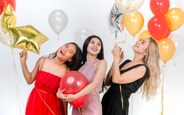 Diversiteit van jonge gelukkig vrouwen veel plezier samen op partij, witte achtergrond en kleurrijke feestelijke ballonnen. - Foto, afbeelding