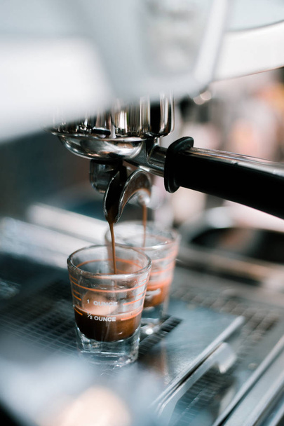 schwarzer Kaffee am Morgen auf Kaffeemaschine - Foto, Bild