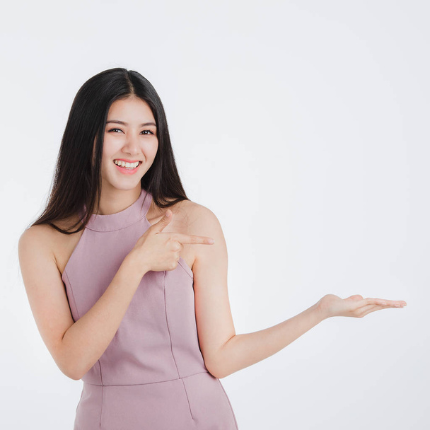 O bautiful mladé Asijské žena v růžové, sebevědomá šťastný úsměv pózuje její prázdné ruce pro reklamní použití, portrét shot izolované na bílém pozadí. - Fotografie, Obrázek