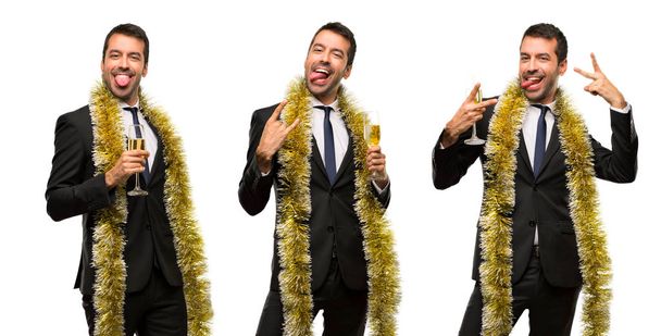 sada člověka s champagne slaví Nový rok 2019 zobrazeno jazykem a vyndání rohy na bílém pozadí - Fotografie, Obrázek
