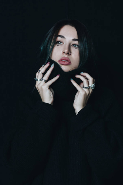 Portrait of young woman in black turtleneck sweater - Foto, imagen
