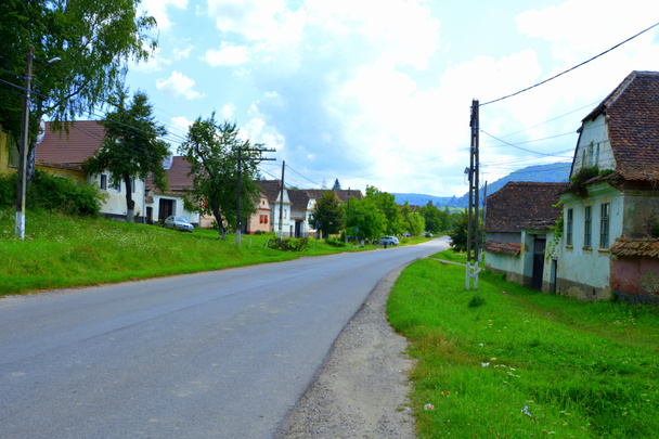Tipikus vidéki táj és a paraszti házak a faluban Saesd, Erdély, Románia. A település a Szász telepesek a tizenkettedik század közepén alapította - Fotó, kép