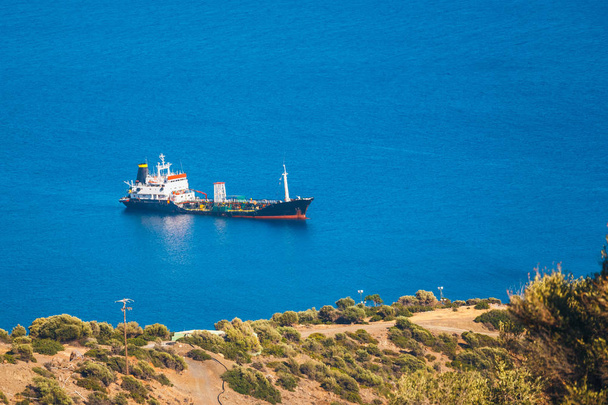  egy nagy olaj tárolására és terminál létesítmény található a a kis sziget, Aghios Pavlos, Saint Paul, Kréta, Görögország - Fotó, kép