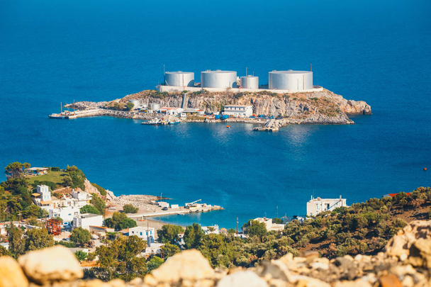  μονάδα αποθήκευσης και τερματικό σταθμό πετρελαίου, βρίσκεται για το μικρό νησί του Άγιος Παύλος, Saint-Paul, Κρήτη, Ελλάδα - Φωτογραφία, εικόνα
