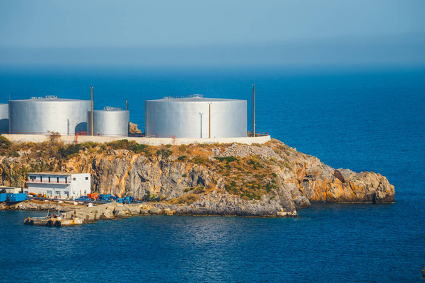  на великих нафтових зберігання і термінал об'єкта, розташованого на на невеликий острів з Агіос Pavlos, Сент-Пол, Крит, Греція - Фото, зображення