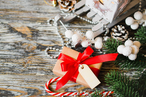 Karácsonyi csendélet, Lámpás, ajándék doboz és karácsonyi díszek, fából készült háttér. - Fotó, kép