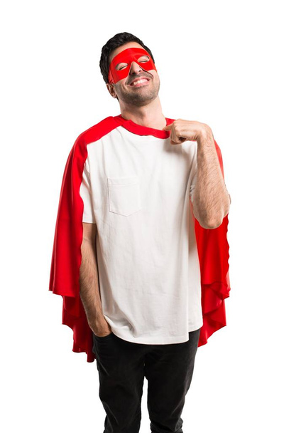 Uomo supereroe con maschera e mantello rosso con espressione stanca e malata su sfondo bianco isolato
 - Foto, immagini