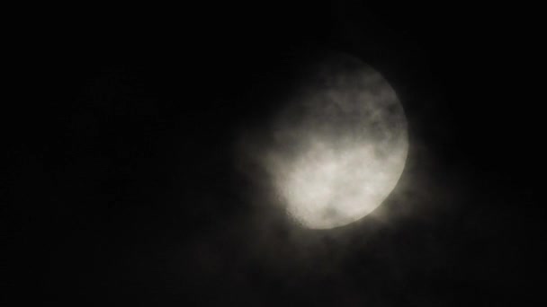 Luna con nubes moviéndose en el cielo, 4k primer plano de vídeo por la noche
 - Imágenes, Vídeo