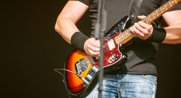 gitarist bij een rockconcert op het podium. Close-up van de handen - Foto, afbeelding