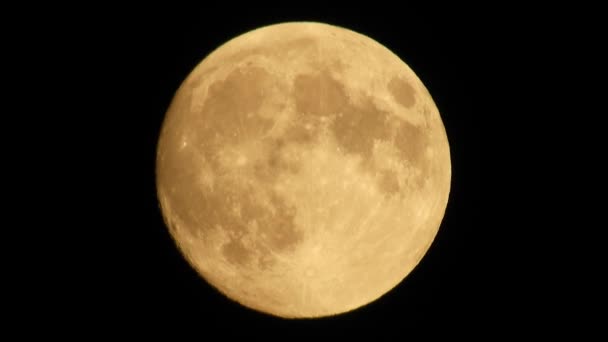 Měsíc s mraky na obloze, 4 k detailní video v noci - Záběry, video