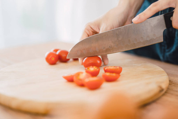 Voorbereiding van salade. Vrouwelijke chef-kok snijden verse groenten. Kookproces. Selectieve aandacht - Foto, afbeelding