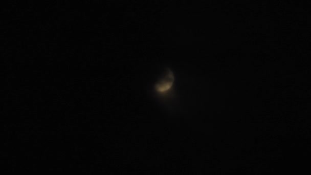 Luna con nubes moviéndose en el cielo, 4k primer plano de vídeo por la noche
 - Imágenes, Vídeo