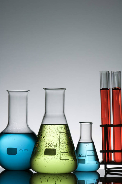group of laboratory flasks with liquid inside - Foto, afbeelding