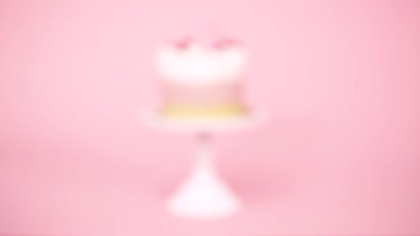 Tarta de cumpleaños Spumoni sobre fondo rosa
. - Metraje, vídeo