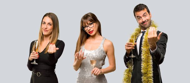 Grupo de personas con champán celebrando el nuevo año 2019 invitando a venir con la mano. Feliz de que hayas venido.
 - Foto, Imagen