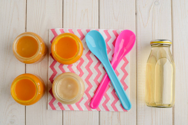 Baby food jars and spoons - Φωτογραφία, εικόνα