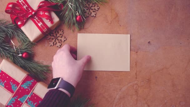 Концепция "Счастливого Рождества" с ветками сосны, подарочными коробками и открыткой на стол
 - Кадры, видео